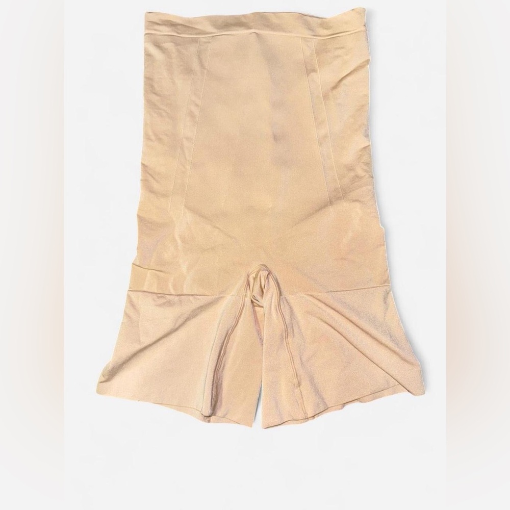 SPANX Nude Shapewear Shorts, Size L

New Without Tags